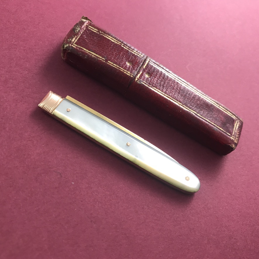 Gold and mother-of-pearl pocket fruit knife from London, 1799 - Image 12