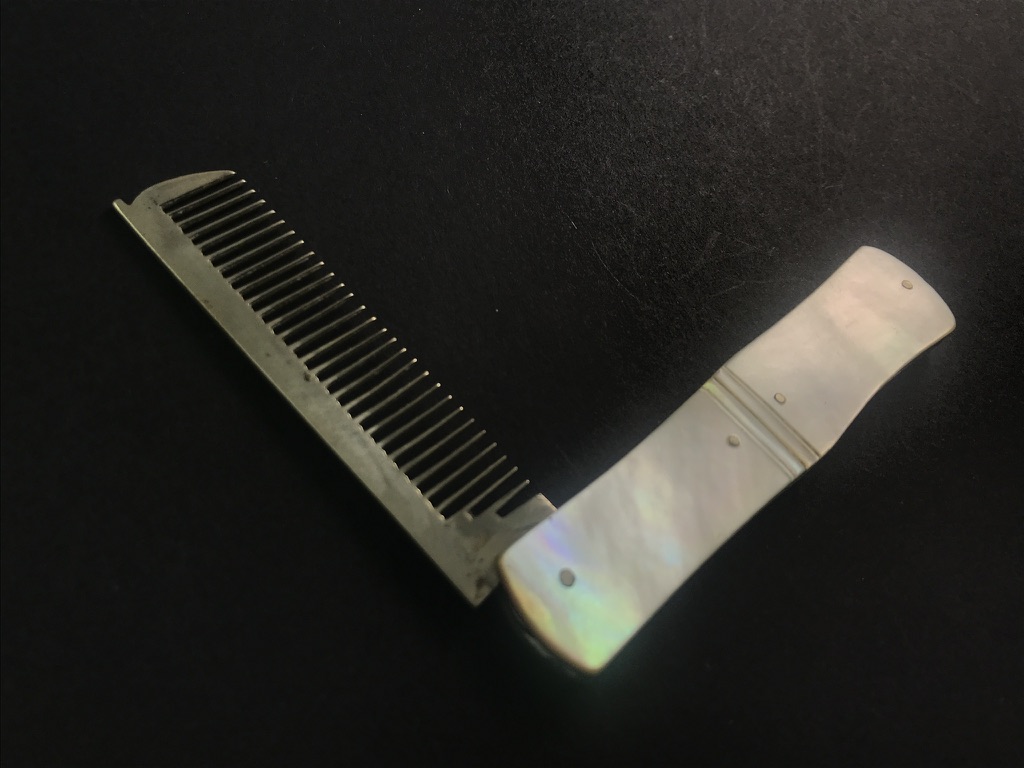 Silver dog comb with iridescent mother-of-pearl handle by John & Joseph Storr - Image 8