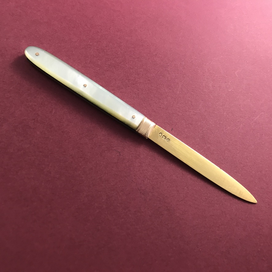 Gold and mother-of-pearl pocket fruit knife from London, 1799 - Image 2