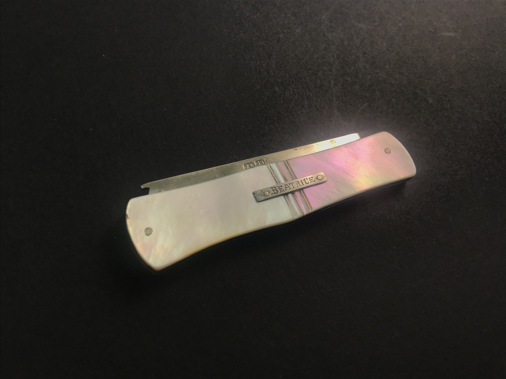 Silver dog comb with iridescent mother-of-pearl handle by John & Joseph Storr - Image 9